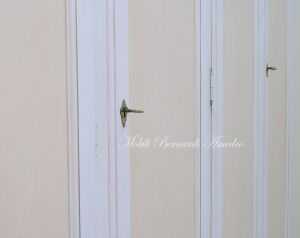 Armadio per camera da letto in stile classico con finitura colorata bianco e crema